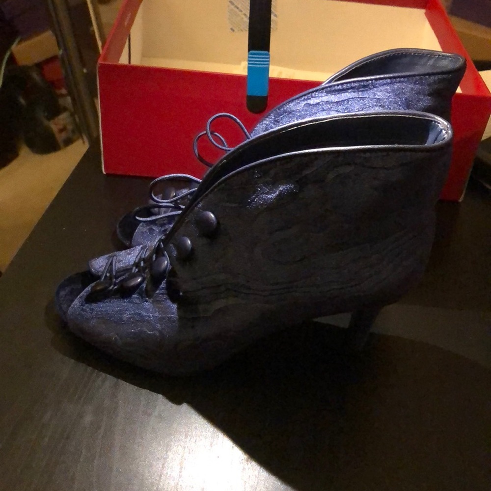 Shoes - Picture 4 of 7